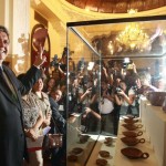 Turistas maravillados por exhibición de piezas arqueológicas de Machu Picchu