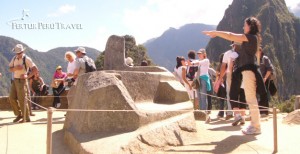 Turistas visitando el Intihuatana en Machu Picchu