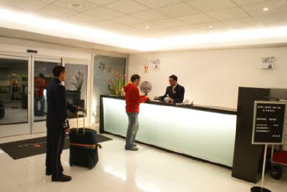 Entrada principal del Hotel Costa Del Sol Ramada en el Aeropuerto.