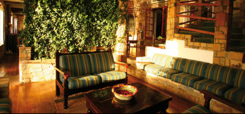Puedes tomar un café, leer un buen libro o charlar en la sala de estar del Hotel Casa Andina Isla Suasi