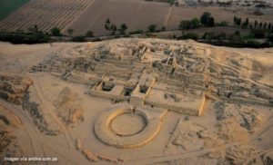 Sitio arqueológico de la civilización Caral en Lima, Perú