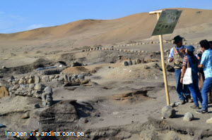 Excursionistas en plena visita a los yacimientos arqueológicos de la civilización Caral en Lima