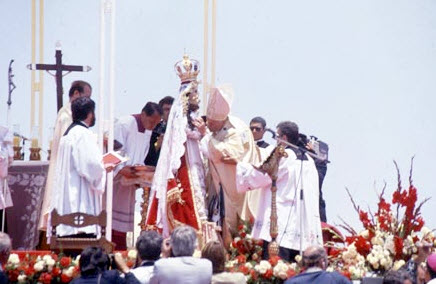 El Papa Characato coronó en 1985 a la Virgen de Chapi en Arequipa