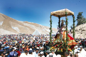 Fieles de todas partes peregrinan en procesión para ver a la Virgen de Chapi