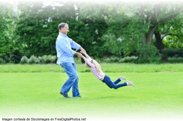 imagen padre e hija jugando en parque dia del padre