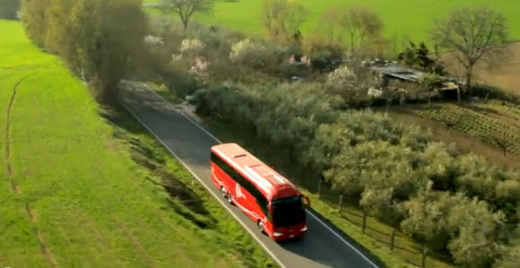 Famoso bus rojo del vídeo Marca Perú llegando al pueblo de Loreto en Italia