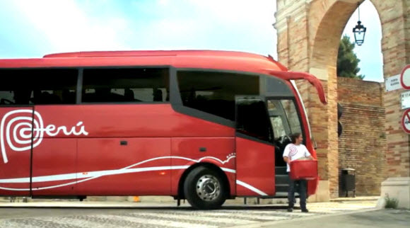 Bus rojo de la Marca Perú en Loreto, Italia - Marca Perú