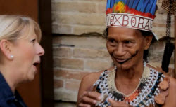 Mujer Bora enseña a mujer de Loreto Italia el limado de uñas con escamas de boa