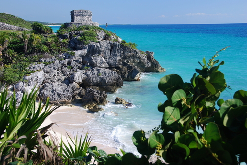 Ruinas de Tulum en la costa del Mar Caribe - Quintana Roo, México.