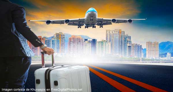 Imagen de hombre de negocios con maleta en mano en el aeropuerto