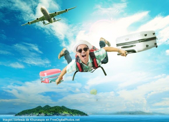 Foto trucada de turista volando con sus maletas