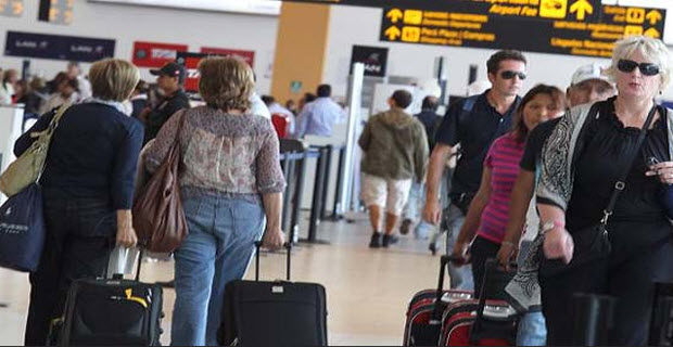 Turistas saliendo del Aeropuerto Jorge Chávez - Salida Internacional