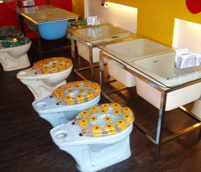 Restaurante chino que sirve sus comidas en el baño