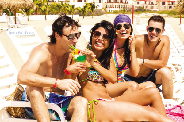 Chicas y chicos felices disfrutando de verano en Punta Sal - Hotel Royal Decameron Punta Sal