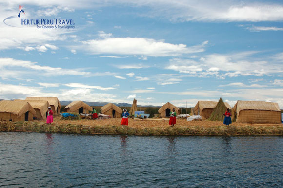 Islas flotantes de Los Uros en el Lago Titicaca - Puno Perú