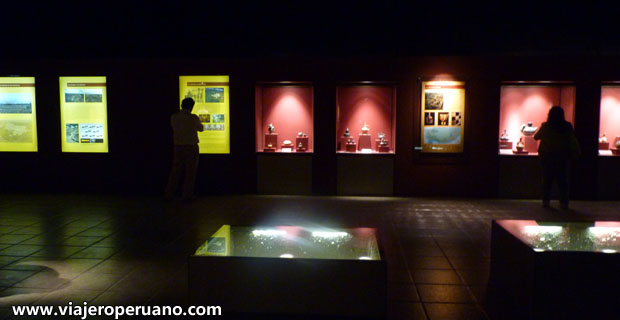 Piezas arqueológicas en exhibición - Museo de Sitio Huaca Rajada en Chiclayo