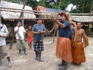 Pasajeros practican puntería con la cerbatana - Tour Iquitos Año Nuevo 2014