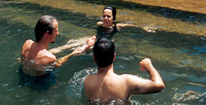 Turistas bañándose en las aguas termales de Churín