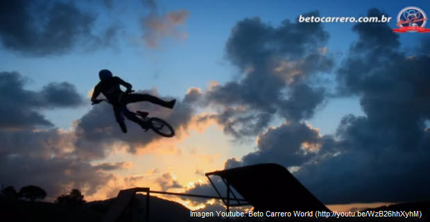 Maniobras extremas en bicicletas BMX en el Madagascar Circus Show del Beto Carrero World