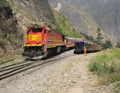 Tren Lima Huancayo cruzando zigzag de Tamboraque