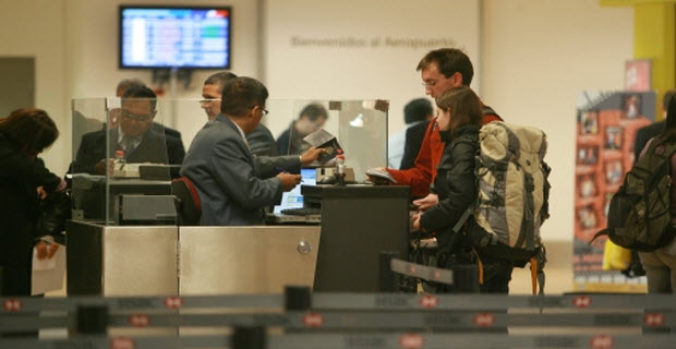 Foto de El Comercio - Turistas en el Aeropuerto - Imagen de Archivo.