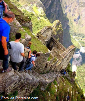 Huayna Picchu la montaña joven al lado de Machu Picchu