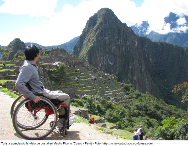 Turista discapacitado apreciando Machu Picchu - Foto vía Turismoadaptado.