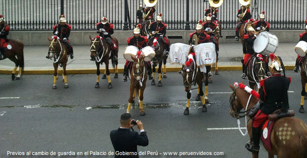 De lunes a sábado al medio día es el Cambio de Guardia en el Patio de Honor del Palacio de Gobierno del Perú