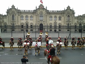 Banda de Guerra a caballo en Palacio de Gobierno del Perú (foto cortesía www.peruenvideos.com)
