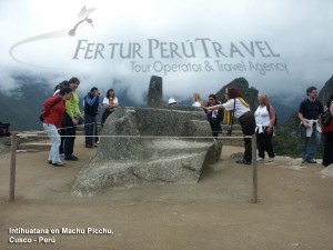 Turistas apreciando el Intihuatana o "reloj solar" en Machu Picchu - Cusco Perú
