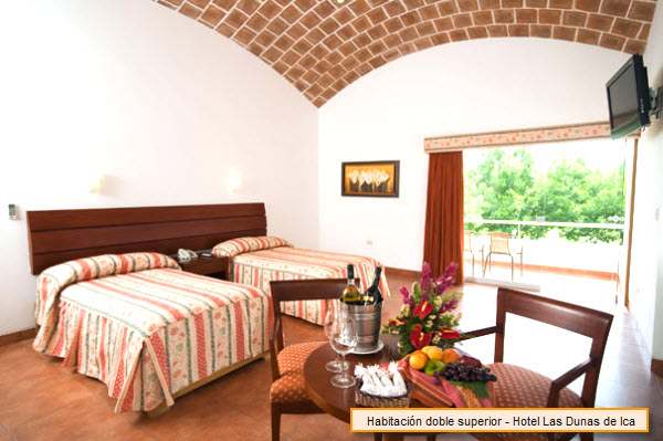 Confortable habitación doble superior en Hotel Las Dunas de Ica, Perú.