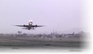 Avión en pleno despegue desde el Aeropuerto Internacional Jorge Chávez