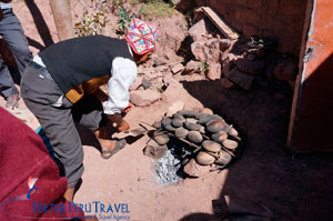 Cocina hecha en la tierra para la cocción de La Pachamanca