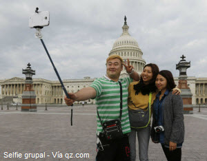Viajeros tomándose un selfie en grupo
