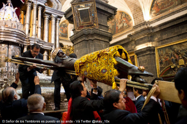 Señor de los Temblores es colocado en su anda.