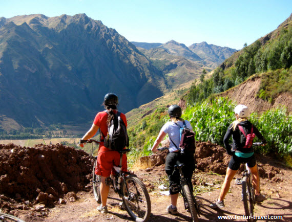 Ciclistas de montaña hacen parada para descansar y observar la naturaleza