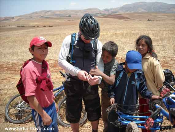 Utilice las paradas del paseo en bicicleta para explorar y preguntar a los lugareños