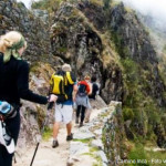 Viajeros en el Camino Inca rumbo a Machu Picchu