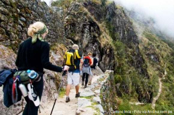 Viajeros en el Camino Inca rumbo a Machu Picchu