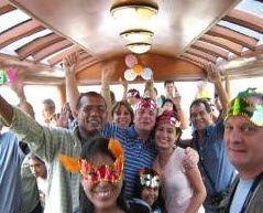 Pasajeros felices en el coche turístico del tren Lima Huancayo del Ferrocarril Central Andino