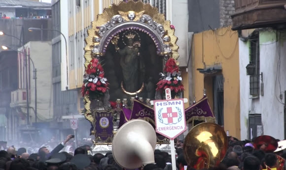 Virgen de las Nubes recorriendo transitadas calles de Lima