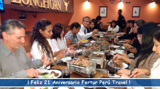 Equipo en pleno de Fertur Perú Travel cenando en el restaurante LongHorn - Aniversario 2015 de Fertur Perú Travel