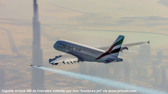 A380 sobrevolando cielos de Dubai junto a hombre jet