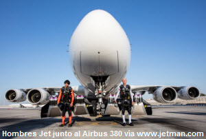 Hombres jet posando junto al Airbus 380 de Emirates