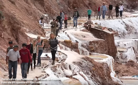 Turistas visitando las Salineras de Maras