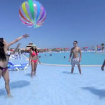 Amplia piscina principal del Decameron Punta Sal con actividades recreativas Turistas disfrutando del Todo Incluido en el Hotel Decameron Punta Sal