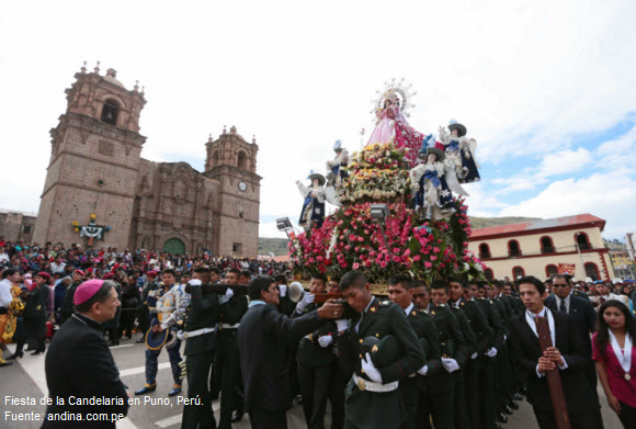Foto de la Virgen de la Candelaria por las calles principales de Puno durante su festividad.