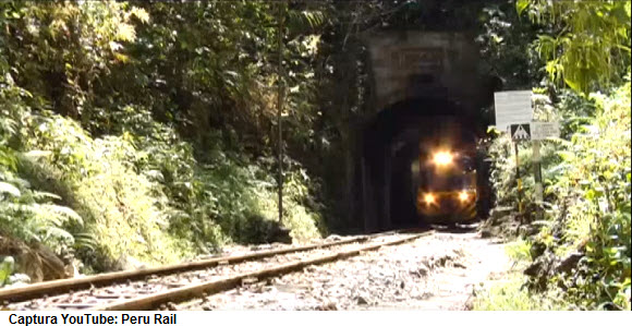 Foto de tren Perú Rail saliendo de tunel rumbo a Machu Picchu