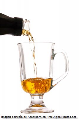 Sirviendo whisky en un vaso