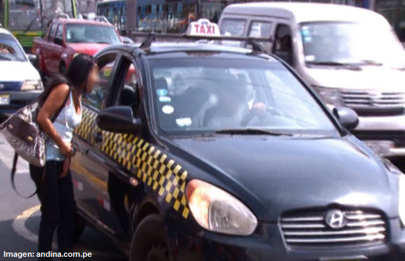 Foto de mujer negociando el precio con un taxista en Lima